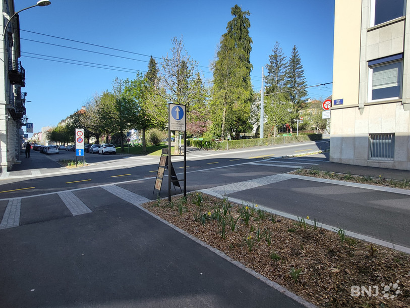 Les voitures doivent désormais laisser plus de place à la verdure à La Chaux-de-Fonds, comme ici au carrefour des rues du Parc et Docteur-Coullery.
