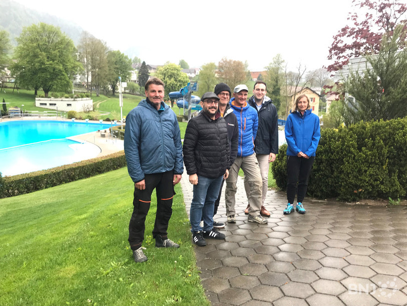 L'équipe et le site sont prêts pour accueillir les baigneurs. Il ne reste plus qu'à mettre d'accord la météo. De gauche à droite : Romain Crevoisier (responsable de la piscine), Marco Fernandez (chef du service des bâtiments), Olivier Bueche (garde-bain), Yan Blanchard (garde-bain), Valentin Zuber (conseiller municipal) et Kasia Vogt (garde-bain). 