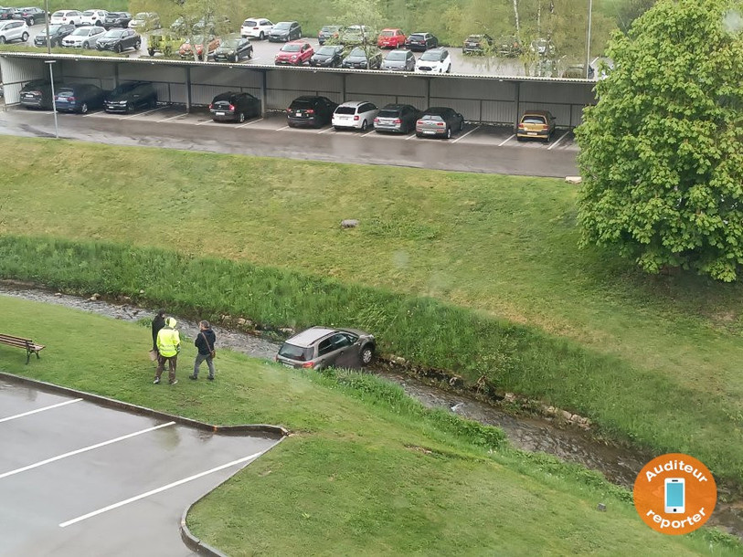 Une des explications logiques de cet accident serait que le frein à main n’ait pas été correctement actionné.