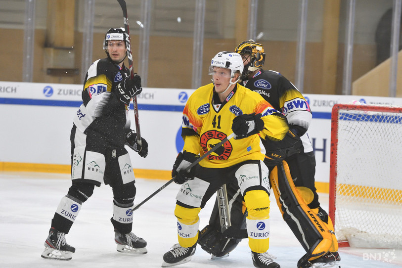 Gregory Sciaroni (ici lors d'un match de Coupe de Suisse le 14 décembre 2020 à Porrentruy) va retrouver la Raiffeisen Arena et Jonathan Hazen la saison prochaine (photo : Georges Henz).