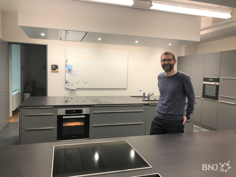 Le directeur du syndicat scolaire Courtelary-Cormoret-Villeret, au cœur de la salle réservée à l'école ménagère. Sans doute l'exemple le plus emblématique des travaux entrepris à l'intérieur du collège de Villeret.