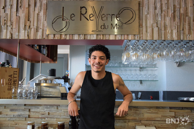 Loris pose dans le restaurant familial, au tennis du Mail, à quelques heures de la diffusion des quarts de finale de The Voice sur TF1.