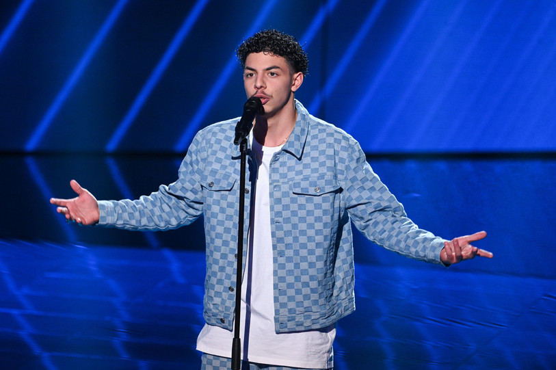 Loris a fait bien du chemin dans The Voice depuis son audition à l'aveugle en février. (Photo : Lionel Guericolas / Bureau 233 / ITV / TF1)