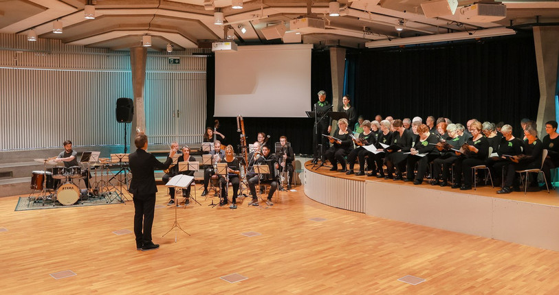 Le conte « Chasseral » est raconté par deux narrateurs, le tout accompagné par un orchestre. (Photo : CIP, Tramelan)