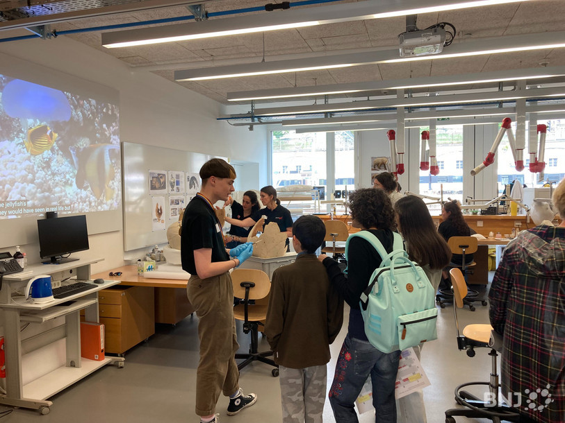 Des ateliers et des démonstrations étaient proposés à ceux qui franchissaient les portes de la HE-Arc samedi. (Photo: Haute Ecole Arc)