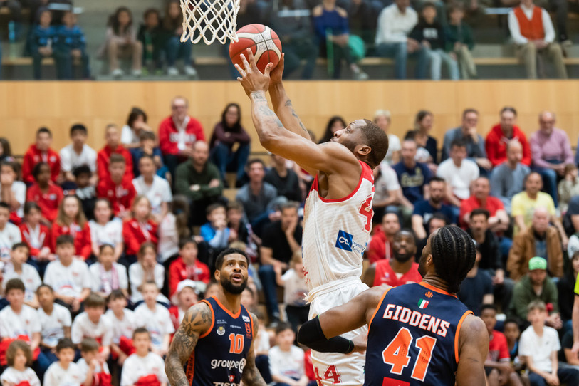Le Tessinois Juwann James va au panier sous le regard de Bryan Colon (à gauche) et Daniel Giddens. Union Neuchâtel n'a pas su prendre l'avantage dans ce 1er acte (photo : KEYSTONE/Elia Bianchi).