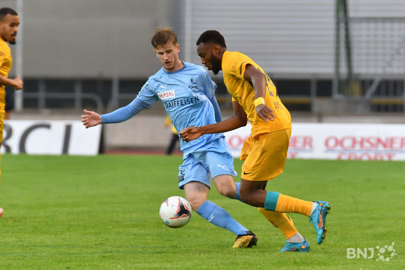 Le milieu du FC Bassecourt Pablo Rebetez tente de stopper l'attaquant des SR Delémont Mohamed Camara (photo : Georges Henz).