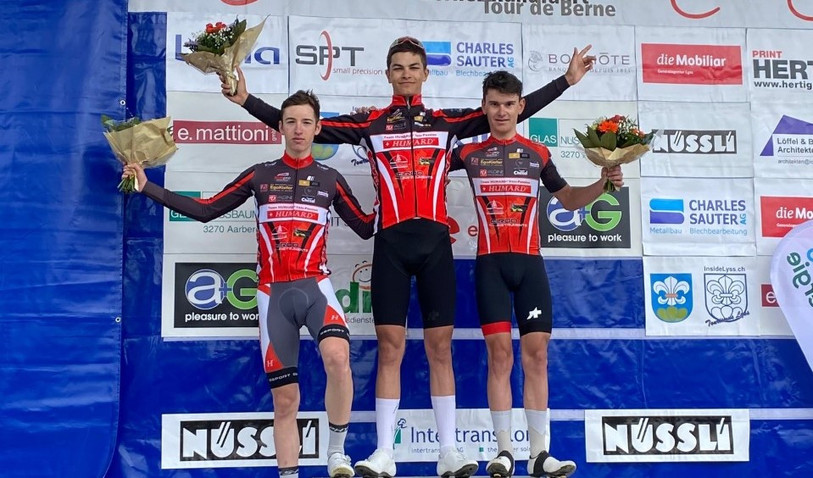 Sourires et bouquets de fleurs pour les coureurs du Team Humard Vélo-Passion (photo : Team Humard Vélo-Passion).
