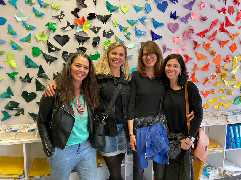 Nicole, Mélanie, Julie et Sylvène (de gauche à droite) se sont retrouvées dans leur ancienne salle de classe samedi à La Fontenelle. 