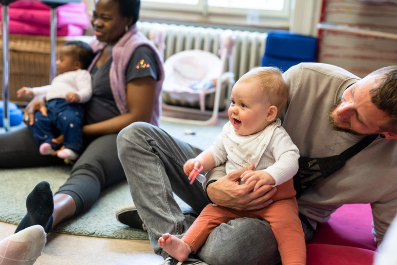 Les associations de quartiers à Bienne proposent notamment des cafés-rencontres pour les parents, de la musique et du bricolage pour les enfants ainsi que des cours de langues de base. (Photo : InfoQuartier Madretsch)