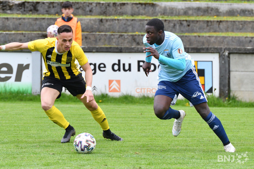 L'ailier du FC Moutier Samba Ndiaye tente de déborder la défense d'Old Boys (photo : Georges Henz).