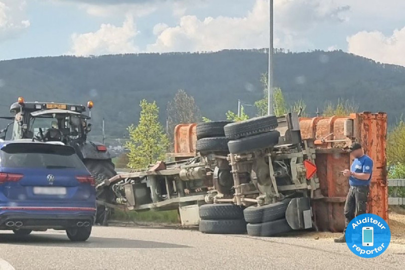 La remorque s'est renversée sur la droite de la route.