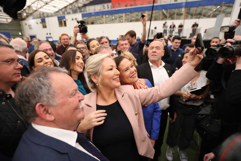 La vice-présidente du Sinn Fein, Michell O’Neill, a célébré samedi sa victoire. (Photo : AP Photo/Peter Morrison).