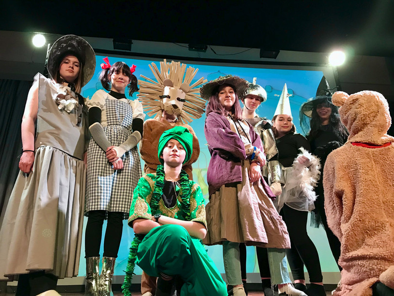 Les élèves-comédiens qui joueront le magicien d'Oz jeudi et vendredi à Malleray. (Photo: école secondaire de Malleray)
