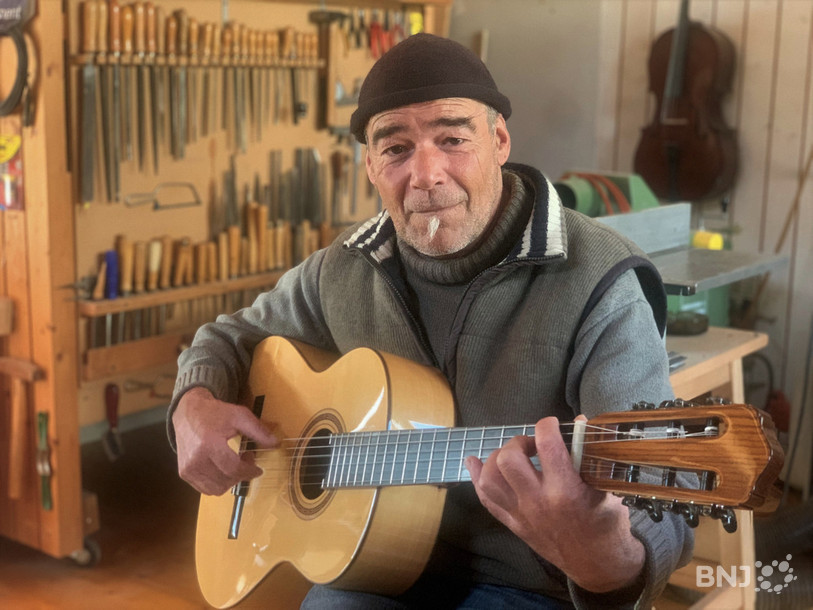 Claude Bourquard, luthier à St-Brais.