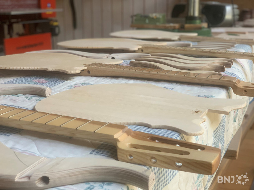 Les instruments prennent vie chez Célestine Guitare, des arbres de la région aux mains des musiciens.