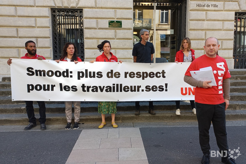 Unia et les employés de Smood ont déposé ce mercredi à Neuchâtel, comme dans trois autres cantons romands, un dossier d'employé aux Prud'hommes.