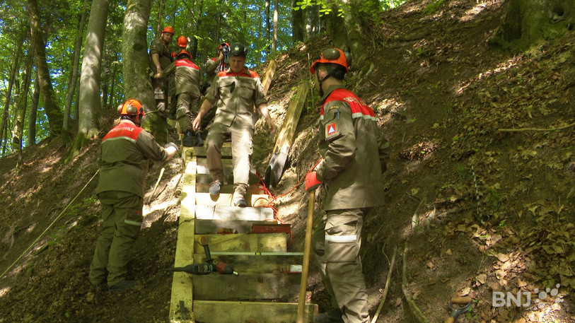 La Protection civile du Littoral s'attèle depuis une semaine à sécuriser les chemins de randonnée des Gorges de l'Areuse.