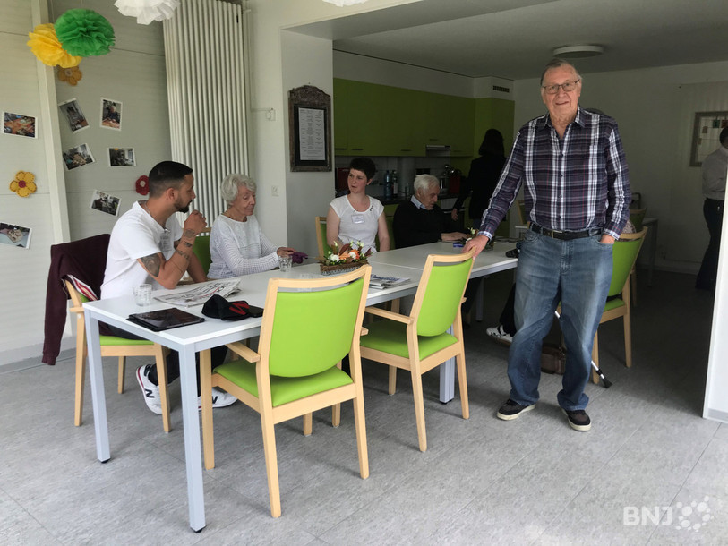 Le foyer de jour de St-Imier peut accueillir une douzaine de personnes par jour. Jean-Paul Herrli (à droite) a choisi d'y venir deux fois par semaine.