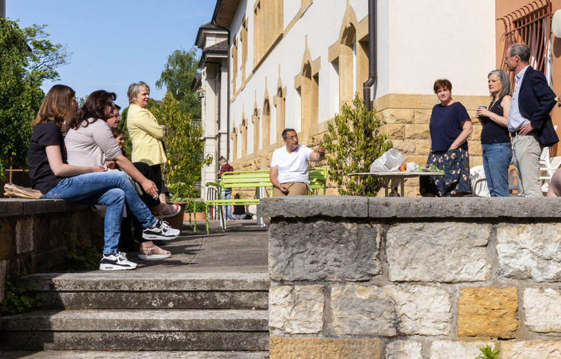 La conseillère d'Etat Florence Nater lors d'une visite à l'office social de l'asile en second accueil de Neuchâtel. (Photo : Canton de Neuchâtel).
