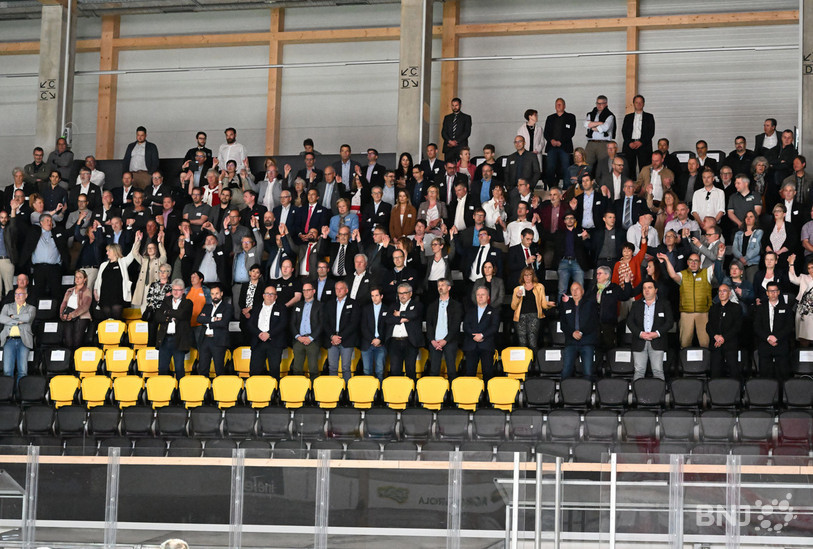 La tribune, remplie de 500 invités, s'est levée pour chanter la Rauracienne. Photo : Georges Henz