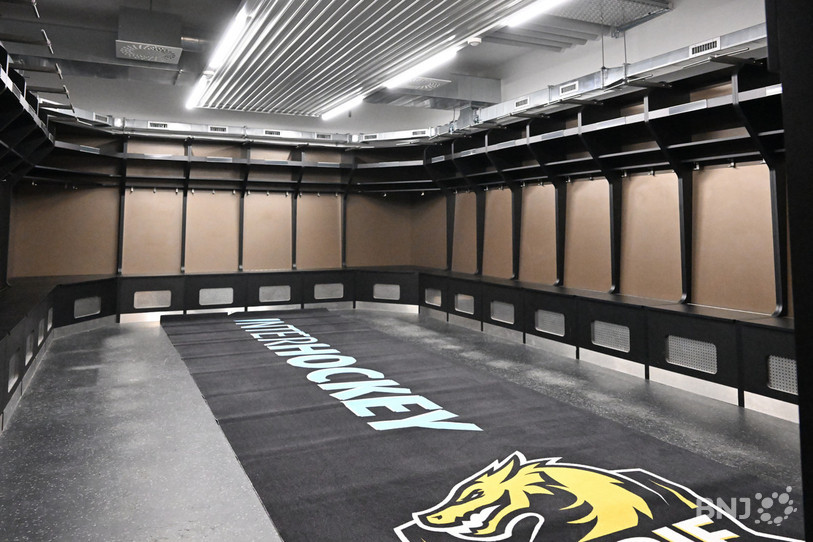 Le vestiaire du HC Ajoie, rapidement jugé trop étroit, pourra accueillir prochainement une trentaine de joueurs. (Photo : Georges Henz)
