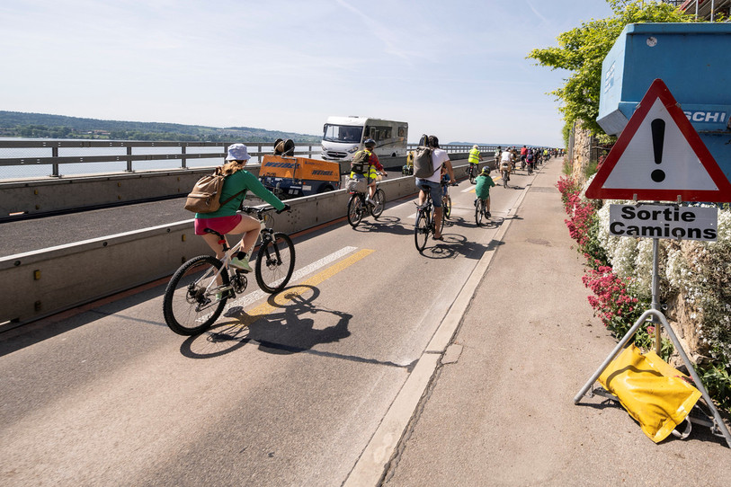 Cent personnes ont manifesté en vélo le long de la N5 ce dimanche (Photo: Joel Schweizer)