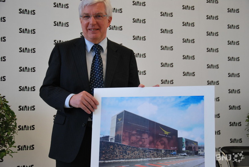 Francis Kohler, président du conseil d'administration du SIAMS, présente le nouvel habillage du Forum de l'Arc