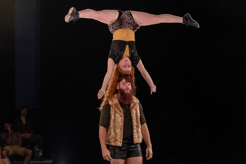 Les acrobates Sophie Nussbaumer et Calou Rais. (Photo : maze_performingartsphotography).