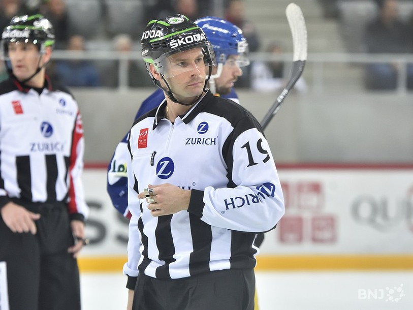 Nicolas Fluri a troqué son maillot d'arbitre pour le costume de responsable de l'arbitrage. (Photo : archives / Georges Henz).