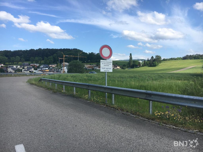 La ville de Porrentruy souhaite que cette route soit ouverte au trafic pour accéder plus facilement au site du Banné.