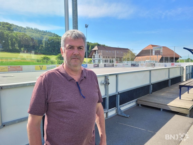 André Schreyer, devant le terrain de street hockey où l'équipe de Gals a brillé récemment.