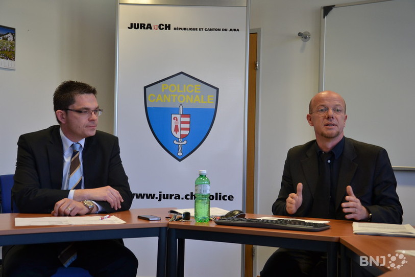 Le commandant de la police jurassienne Olivier Guéniat (à droite) et le chef de la police judiciaire ad interim Florian Dubail sont venus présenter les chiffres à la presse