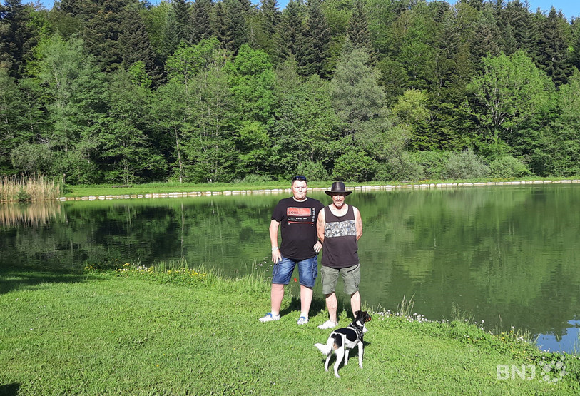Stéphane Froidevaux (à gauche) et Jean-Claude Jungo passent une bonne partie de leur temps libre sur les bords de l'Etang des Lavoirs.