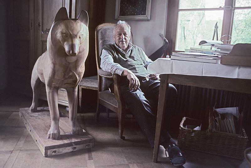 Robert Hainard dans sa maison de Brenex accompagné du Loup des Bayards. (Photo : Xisco Avellà)