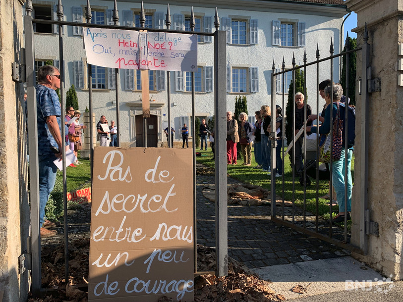 Des militants s'étaient réunis devant le Parlement avant que celui-ci décide de ne pas entrer en matière sur la création d'un fonds climat. (Photo : archives).