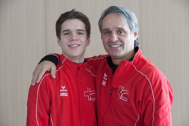 Le coach de l'équipe de Suisse, Franco Pisino, avec l'un de ses jeunes protégés.