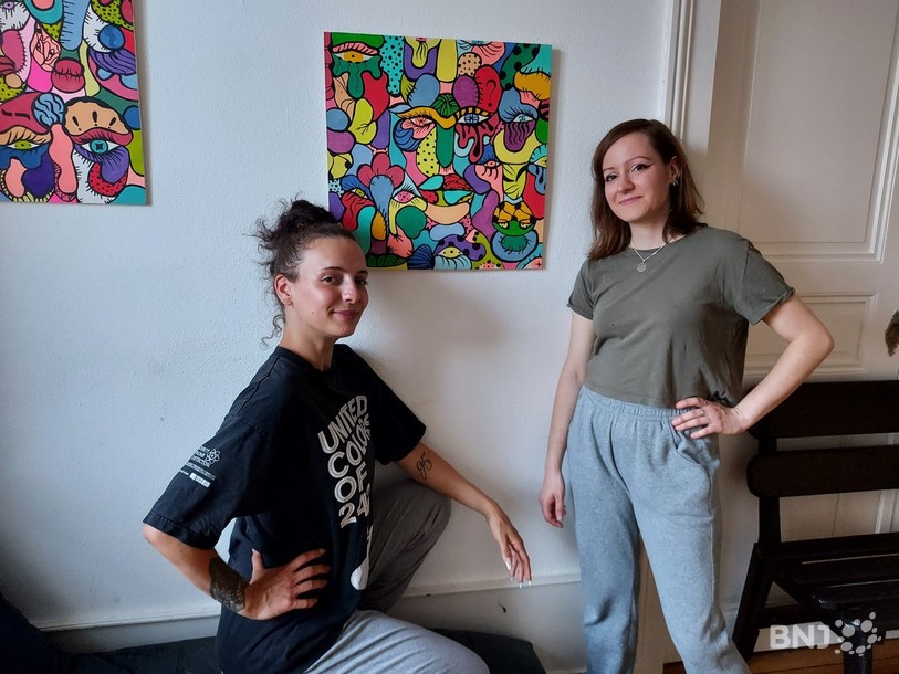 Maude Enrico (à gauche) et son élève du soir Suzanne posent devant une œuvre de Peishan Lin, exposée dans la salle de danse de La Chaux-de-Fonds.