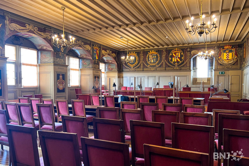 C'est dans la salle des États au Château de Neuchâtel que s'est tenu le procès de l'affaire de la femme brûlée à Areuse en 2022.