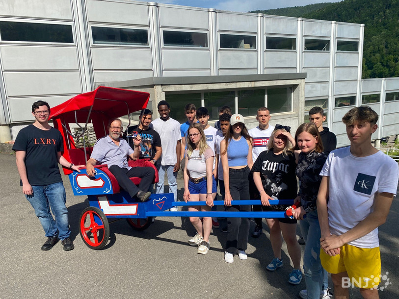 Le président de la Fondation Avenir Madagascar, Pierre Petignat, a pu tester le pousse-pousse vendredi matin à Moutier. Il était entouré des élèves APP engagés dans ce projet.