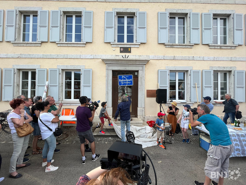 L'oeuvre représente un panneau de signalisation, avec pour mention « Bassecourt sur Fracking » : une statue satyrique, selon ses auteurs, opposés au projet de géothermie profonde à Bassecourt.