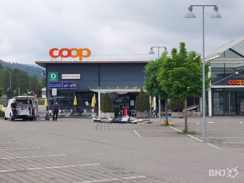 La police cantonale bernoise ainsi que la police fédérale sont sur les lieux ce samedi pour mener l'enquête.