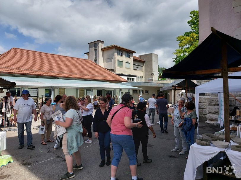 Le marché se déroulait tout autour du collège primaire de Malleray.