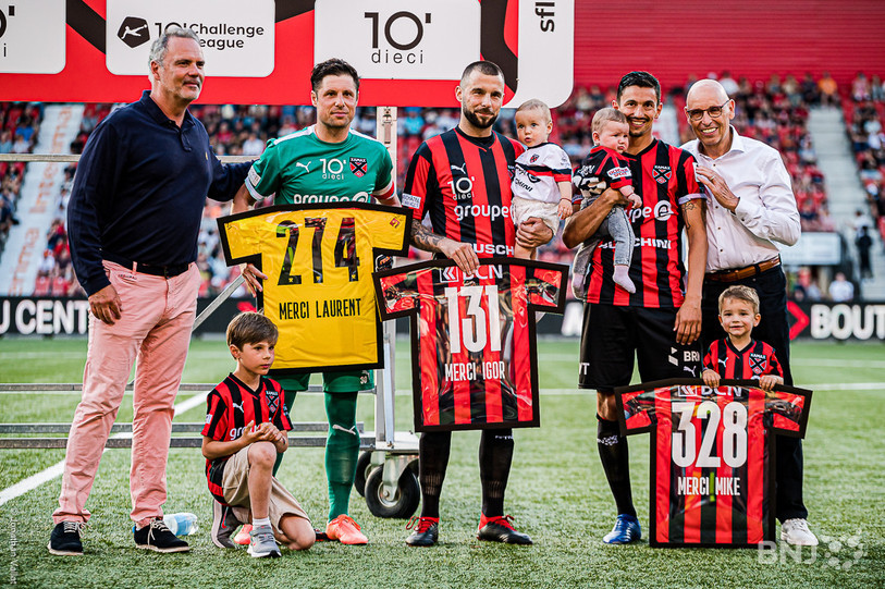 Le président et propriétaire de Xamax, Jean-François Collet (à gauche), estime que l'exercice 2021/2022 était un « passage obligatoire » pour son club. (Photo: Jonathan Vallat)