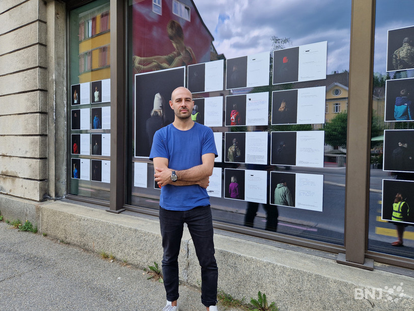 Emeric Lhuisset, devant une partie des cent portraits réalisés avec des Ukrainiens, membres de la résistance.