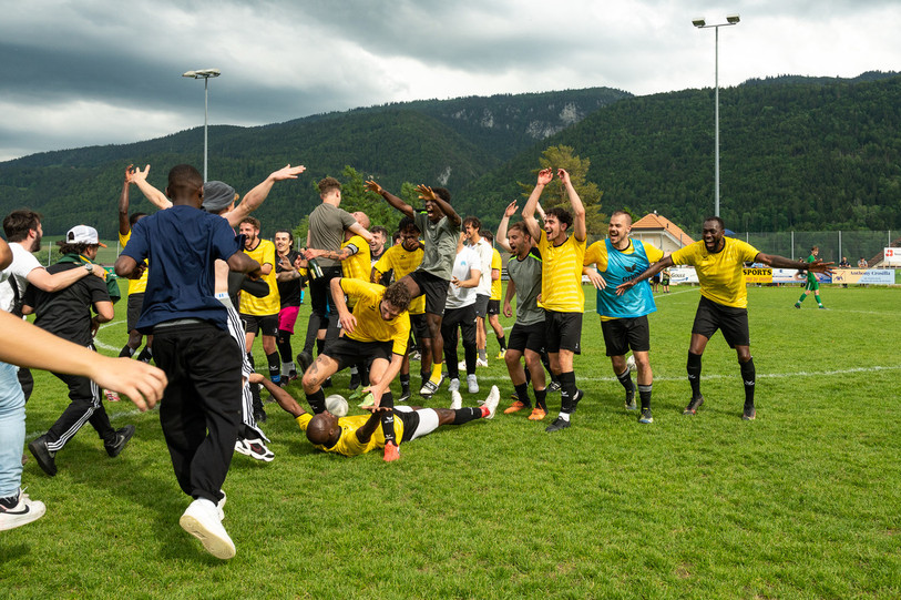Champagne pour le FC Saint-Imier ! (Photo : Olivier Trummer).