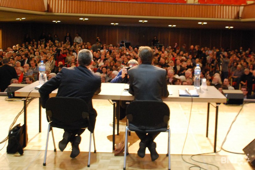 Le président du Conseil d'Etat Alain Ribaux et son collègue en charge de la santé Laurent Kurth ont fait face à une foule en colère, même si les débats sont restés plutôt corrects.