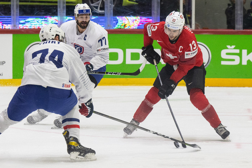 Thomas Thiry (au premier plan) se réjouit d’intégrer le HC Ajoie après le Championnat du monde en Finlande. (Photo : KEYSTONE/PETER SCHNEIDER).