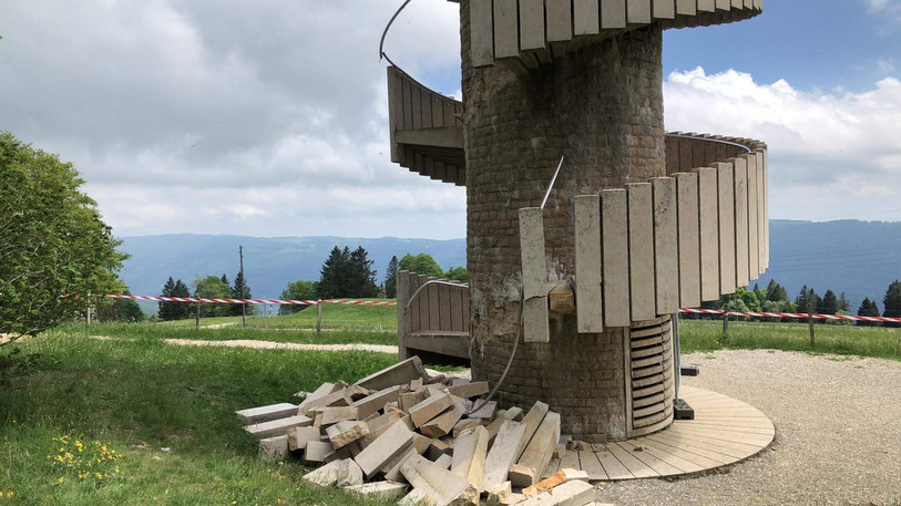 Aux rubalises déployées samedi se sont ajoutées des barrières de chantier. La zone est totalement fermée au public. (Photo : Manuel Hennet).