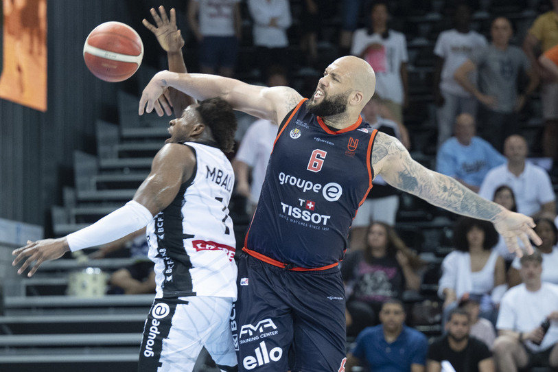 Dominic Morris et ses coéquipiers n'ont rien pu faire contre le Fribourg Olympic de Boris Mbala en finale des play-off de Swiss Basketball League (photo : KEYSTONE/Marcel Bieri).